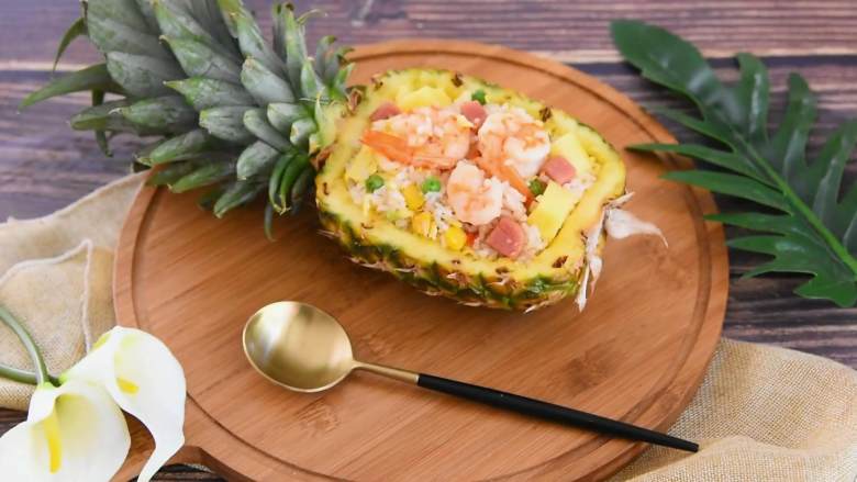 酸酸甜甜超级美味的海鲜菠萝饭，炎热夏季也能让你食欲大增,赏心悦目的海鲜菠萝饭，真的好好吃！