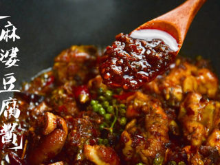 麻辣花椒鸡,放入白糖和食盐，最后倒入三生川麻婆豆腐酱；