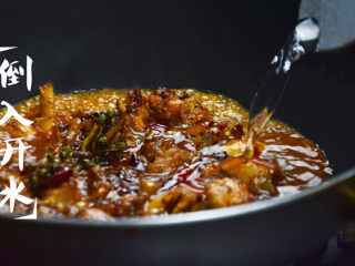 麻辣花椒鸡,搅拌均匀后倒入开水（水与食材持平），大火煮5分钟；