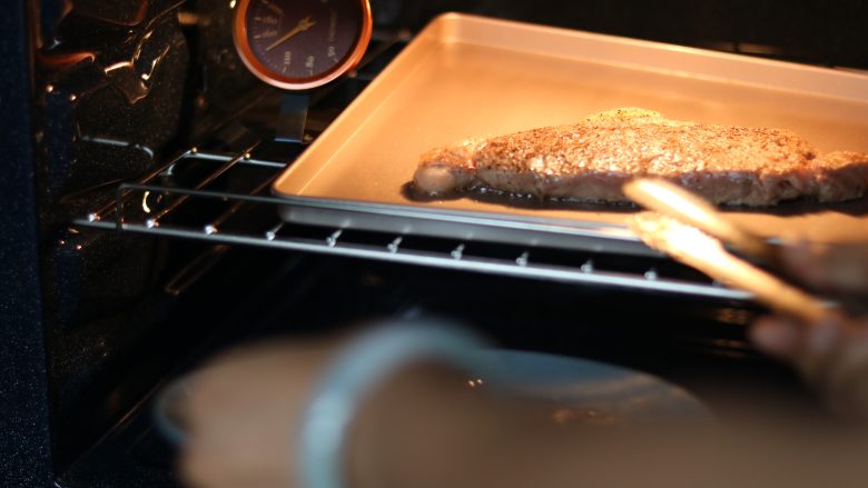 M9 黑椒牛排,烤箱上下火连烤盘一起预热至220℃，放入牛排，烘烤4-5分钟左右
