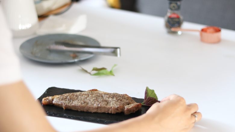 M9 黑椒牛排,摆盘将学厨的石板均匀的抹上油，将牛排摆放在石板上，放上迷迭香或者紫苏，装饰完成作品。