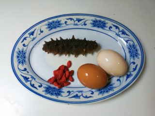 麻油枸杞海参蒸蛋,准备好提前发好的海参，鸡蛋，枸杞