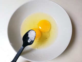 麻油枸杞海参蒸蛋,鸡蛋打入碗中放入少许盐