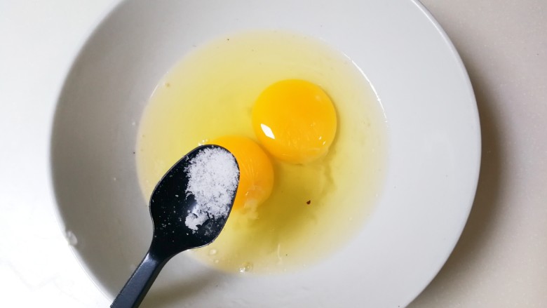 麻油枸杞海参蒸蛋,鸡蛋打入碗中放入少许盐