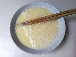 麻油枸杞海参蒸蛋,放入两倍的温白开水搅打均匀