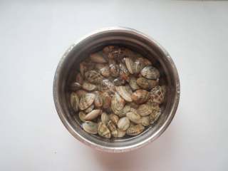 花蛤米粉,盆里加水，香油，食盐，放入花蛤浸泡吐沙