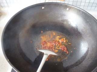 花蛤米粉,热锅热油，小火炒红油豆瓣酱，炒出红油