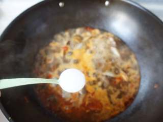 花蛤米粉,加入适量食盐，小火煮三分钟