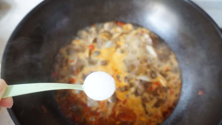 花蛤米粉,加入适量食盐，小火煮三分钟