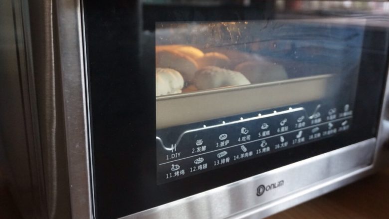 七夕巧果,东菱K40C烤箱预热到180度，将烤盘放在烤箱中下层，烘烤15分钟左右