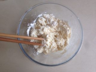 七夕巧果,牛奶酵母液倒入面粉里，用筷子搅拌成絮状