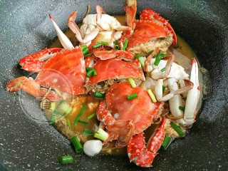 红烧梭子蟹,出锅前撒上葱花，一道好吃到吮指的红烧梭子蟹就好了，味道鲜美，营养丰富,连汤汁都非常美味。