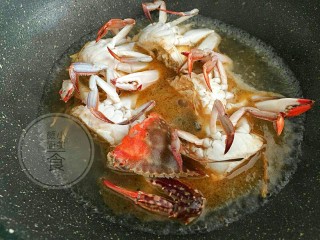 红烧梭子蟹,加入适量清水，差不多没过螃蟹即可，加盖大火煮。