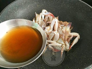 红烧梭子蟹,煎至切口凝固，倒入大半勺的黄酒，抖动几下至酒味挥发掉。