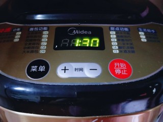 #我的厨房必杀技#布里欧修吐司,这时面团已经有手套膜。面包机启动发酵功能，时间为机器自动一个半小时。