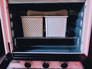 #我的厨房必杀技#布里欧修吐司,6将模具再次送入烤底层，上下火170度烤40分钟！(具体时间及温度根据自家烤箱另定)