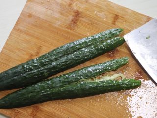 凉拌黄瓜,黄瓜一根对半切开，用刀面拍扁，然后斜切