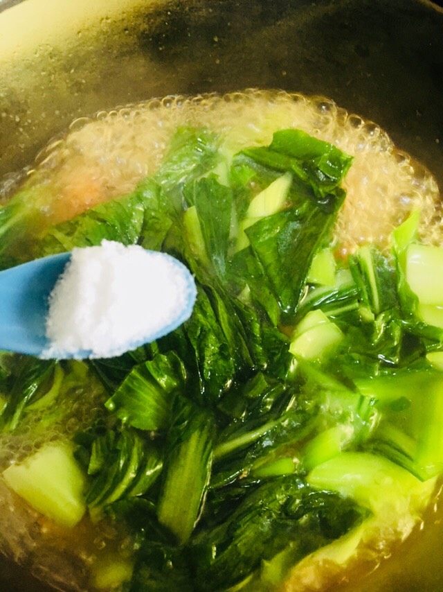 青菜肉元汤,调入适量的盐