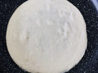 手抓饼版披萨,手抓饼不用解冻，直接放平底锅中煎至两面微黄。