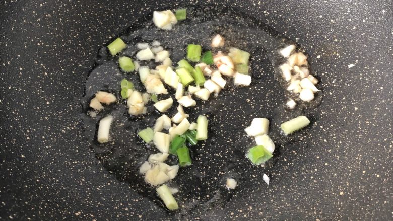西红柿炒金针菇,锅中放油烧热葱蒜爆香