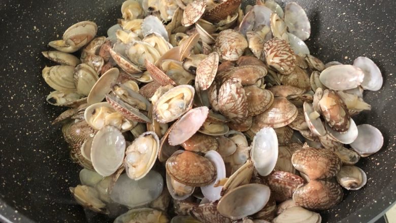 蚝油花蛤,锅烧热放入适量的油，葱姜蒜爆香倒入花蛤