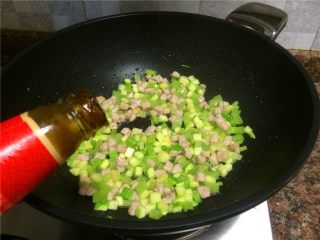 芹菜肉丁,倒入适量蚝油翻炒10秒即可关火。