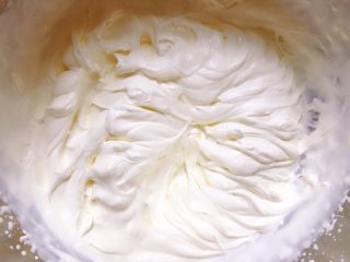 奥利奥奶油雪糕,奶油打发到8分的样子，即刚刚出现清晰的纹路