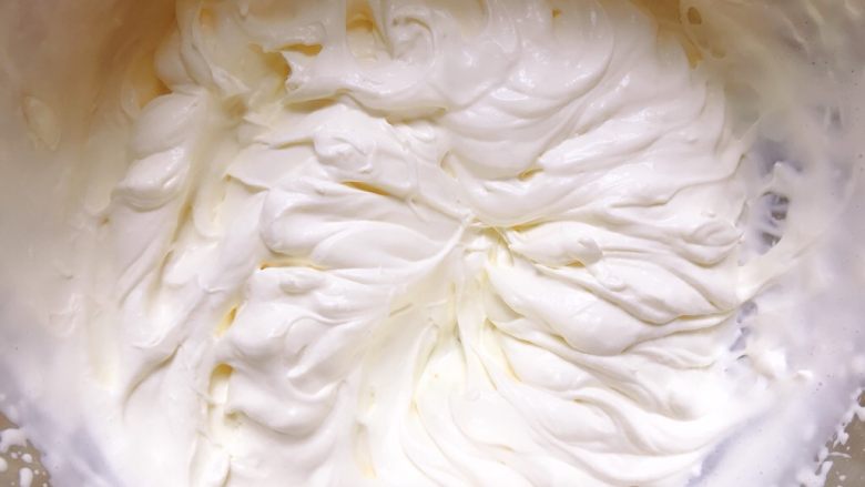 奥利奥奶油雪糕,奶油打发到8分的样子，即刚刚出现清晰的纹路