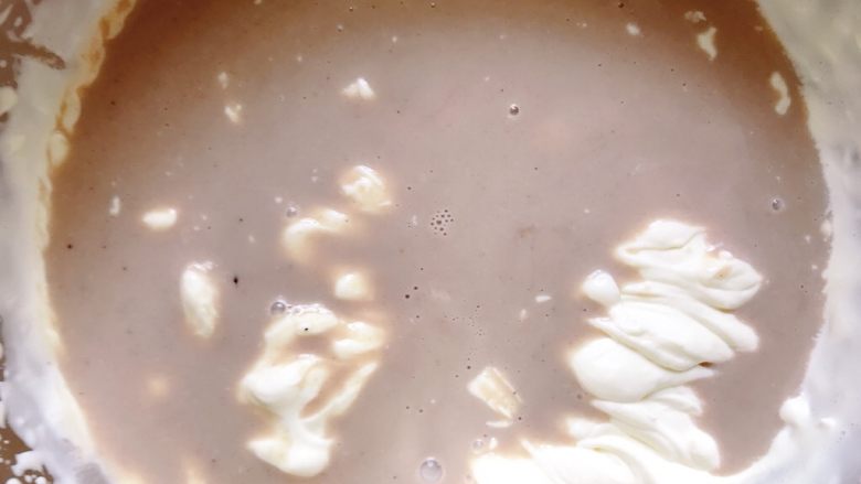 奥利奥奶油雪糕,加入冷却的可可蛋奶，用蛋抽搅拌均匀
