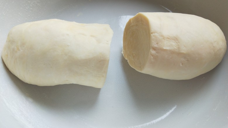 新文美食  双锅豆角焖面,加拿大小麦粉1500克，倒入温水合成面团醒放半小时，切成两块。