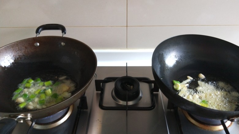新文美食  双锅豆角焖面,二锅同时放入葱姜蒜炒香。