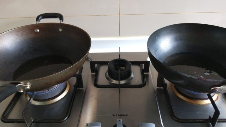 新文美食  双锅豆角焖面,两个锅同时烧热，倒入适量油。