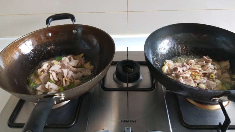 新文美食  双锅豆角焖面,倒入五花肉片翻炒出油，稍微炒干一点。