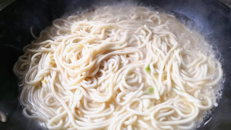 混汤面,再把原来煮面条的汤舀几勺添加到面条里，再加入适量热水，把面条完全煮熟。
	