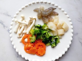 海鲜杂蔬奶油意面,鲜虾去壳去虾线洗干净，胡萝卜压花，贝柱解冻后切小块
