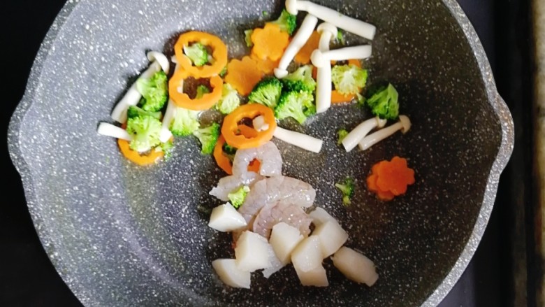 海鲜杂蔬奶油意面,倒入贝柱和虾，炒至虾仁变色