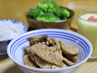 日式梅肉片煮杏鲍菇,起锅撒上白芝麻。