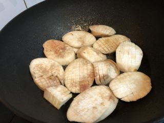 日式梅肉片煮杏鲍菇,就利用煎肉剩下的有，将杏鲍菇两面均煎至边缘略带焦黄。