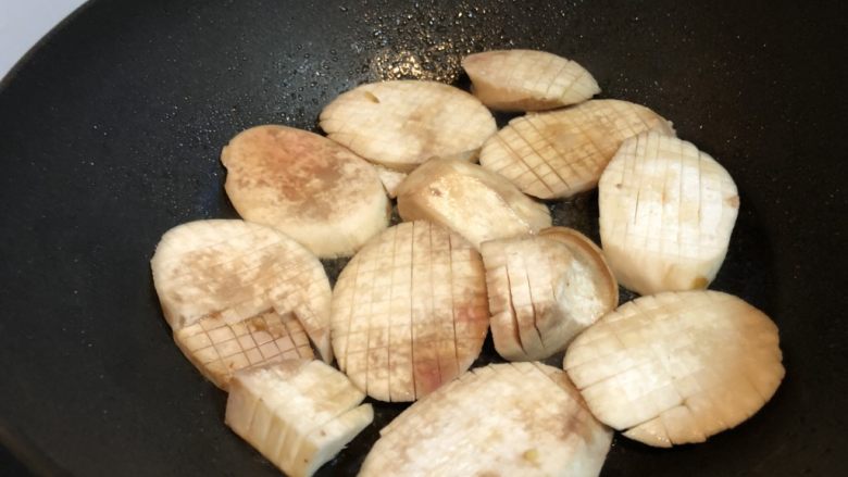 日式梅肉片煮杏鲍菇,就利用煎肉剩下的有，将杏鲍菇两面均煎至边缘略带焦黄。
