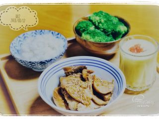 日式梅肉片煮杏鲍菇,搭配白米饭、焯熟的西兰花，再配一杯奶昔，很棒的套餐！