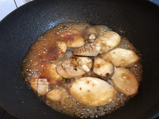 日式梅肉片煮杏鲍菇,加入1勺生抽，再加刚没过杏鲍菇的水，加盖略煮。