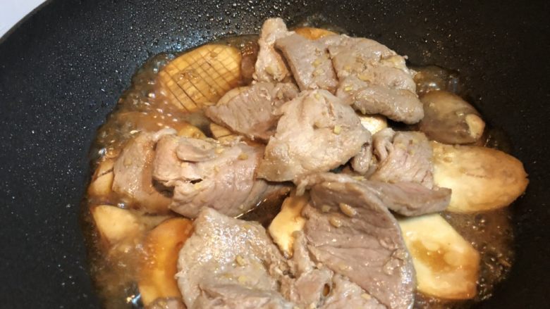日式梅肉片煮杏鲍菇,汤汁收了一半时，将肉片倒入，翻拌均匀后再加盖煮一分钟左右。