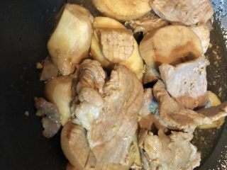 日式梅肉片煮杏鲍菇,汤汁不要受太干，即可关火。