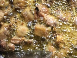 家常川菜土豆烧鸡,倒入鸡肉大火炒至两面金黄，加入2勺料酒去腥。然后盛出备用，油就在锅里。