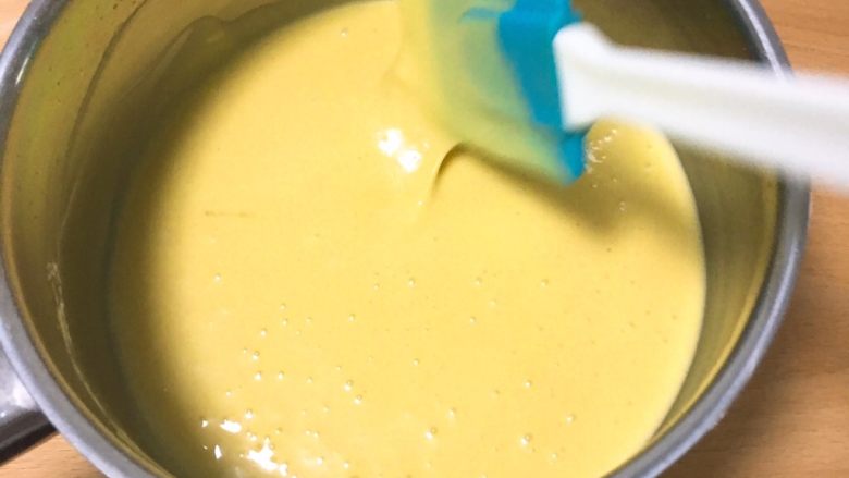 8寸鱼松戚风蛋糕,先用打蛋器后用刮刀拌匀，蛋黄糊浓稠可以流动的状态。