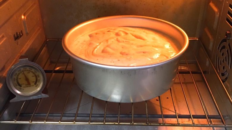 8寸鱼松戚风蛋糕,烤箱预热至150度，模具送入烤箱烤制40分钟。