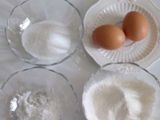 台式马卡龙(牛粒)，制作简单新手也可以做好,准备好食材，鸡蛋回温。