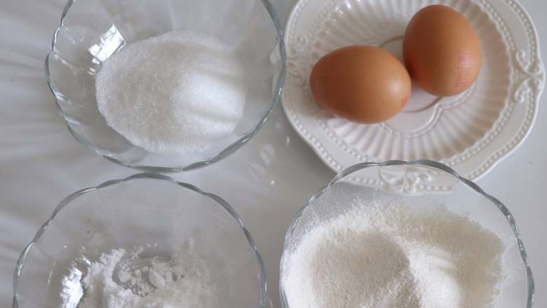 台式马卡龙(牛粒)，制作简单新手也可以做好,准备好食材，鸡蛋回温。