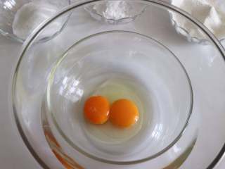 台式马卡龙(牛粒)，制作简单新手也可以做好,一个全蛋，加一个蛋黄，放到水温大约50度左右的盆中。