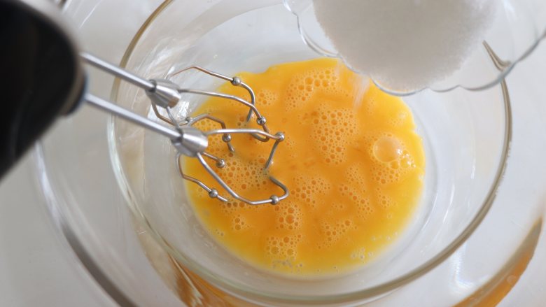 台式马卡龙(牛粒)，制作简单新手也可以做好,鸡蛋打散后，倒入白砂糖。